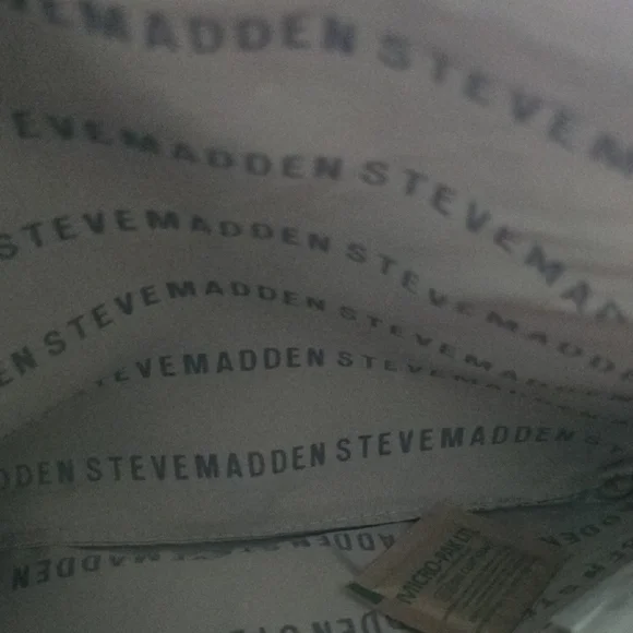 Steve Madden Embossed Pink Wristlet - Picture 9 of 10